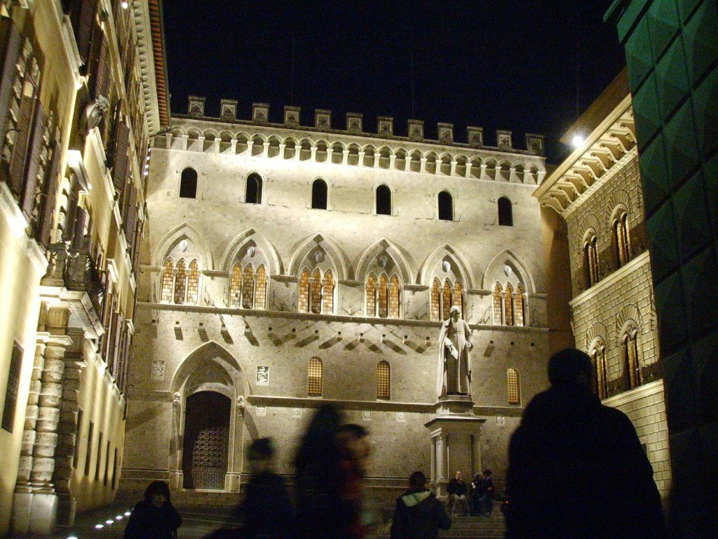 Siena,_palazzo_del_monte_dei_paschi_by_night
