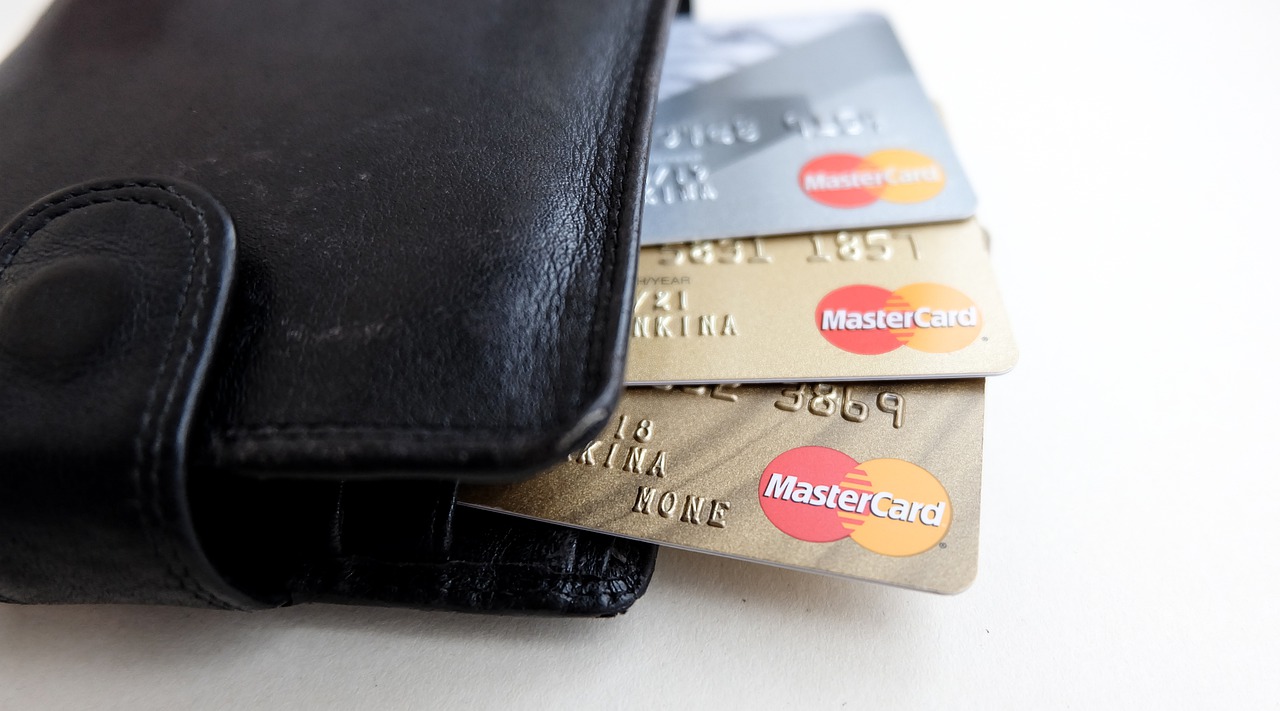 Lo scostamento tra TAEG pattuito e TAEG effettivamente applicato nei contratti di apertura di credito utilizzabili con carta di credito revolving.