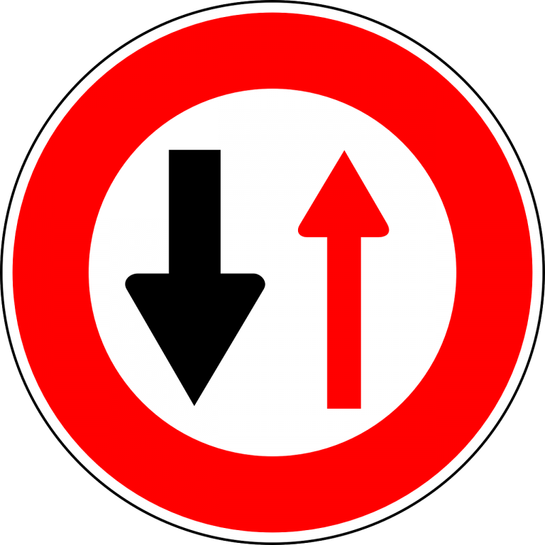oncoming-traffic-has-priority-160684_1280