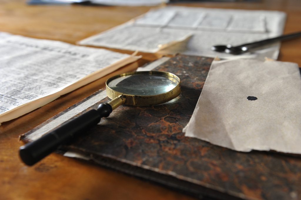 magnifying-glass-626174_1920
