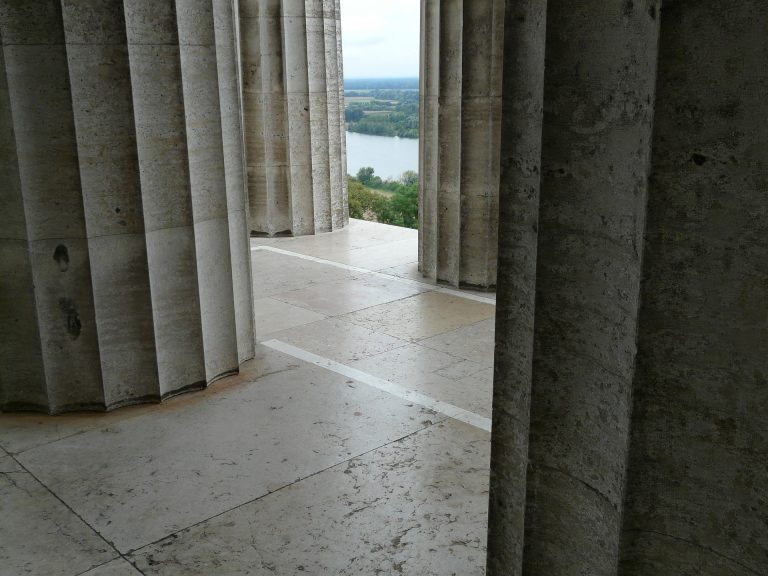 columns-60223_1920