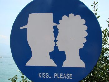 ftndoo0-kiss-827966_1920