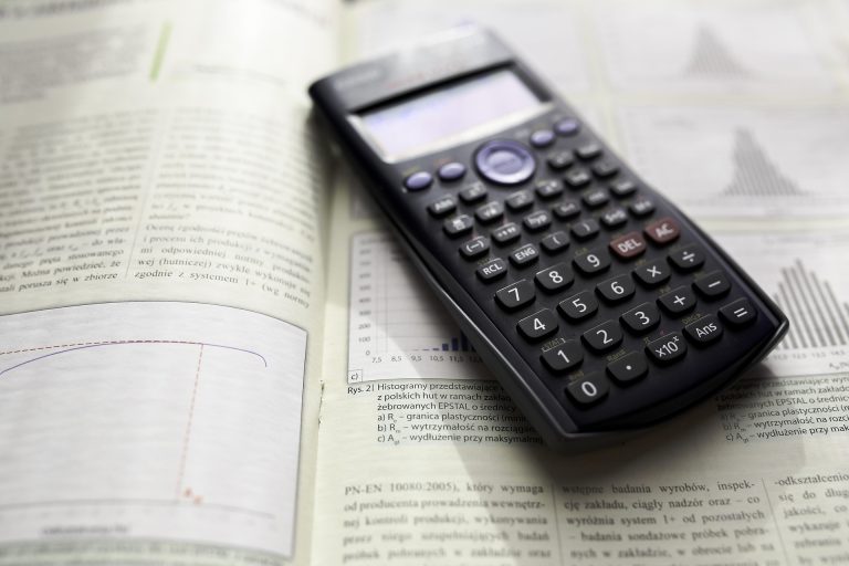 kaboompics-calculator-791831_1920